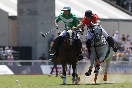 Bartolomé Castagnola (h.) e Hilario Ulloa, a fondo, en una puja que terminará en gol del primero en la cancha 2 de Palermo; en 2020, La Natividad y Las Monjitas correrán a la par, pero unidos.