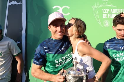 Bartolomé Castagnola (h), festejando el triunfo de La Natividad-La Dolfina vs. La Hache, en la final del Abierto de Hurlingham de Polo
