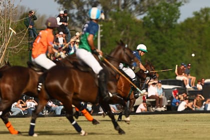 Bartolomé Castagnola (h.) lleva la bocha en el aire, una especialidad de todo su equipo; Rufino Bensadón y Poroto Cambiaso lo miran desde lejos.