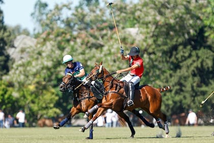Bartolomé Castagnola pega de cogota y supera a Hilario Ulloa; La Natividad-La Dolfina casi triplicó en el tanteador a un rival apenas 3 goles de handicap inferior en el Abierto de Tortugas.