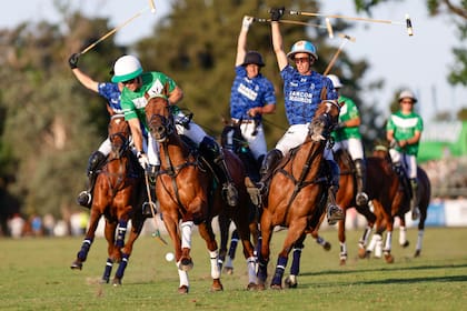 Bartolomé Castagnola pega de cogote mientras David Stirling (atrás) y Poroto Cambiaso reclaman un penal; la final del Abierto de Hurlingham, de hace dos meses, se definió por un gol en favor de La Natividad sobre La Dolfina, que jugarán este domingo la del Abierto de Palermo.