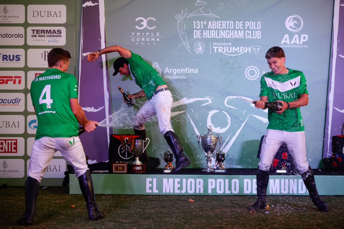 Bartolomé (h.) y Camilo Castagnola se empapan de champaña entre sí, mientras Pablo Mac Donough escapa para zafar; la alegría de La Natividad en el podio del Abierto de Hurlingham.