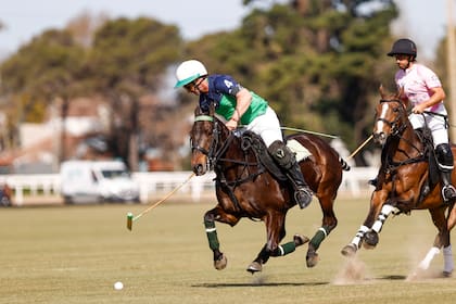 Bartolomé no es el de los 20 ni los 35 años, pero a los 56 y con 4 goles de handicap se las ingenia para ser competitivo; con su primer gol abrió la victoria del favorito en el Abierto de Jockey.