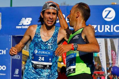 Barzola y Mastromarino festejan emocionados en la llegada de la maratón de Sevilla, en la que ambos consiguieron tiempos necesarios para acceder a los Juegos Panamericanos de Lima y el Mundial de Doha.