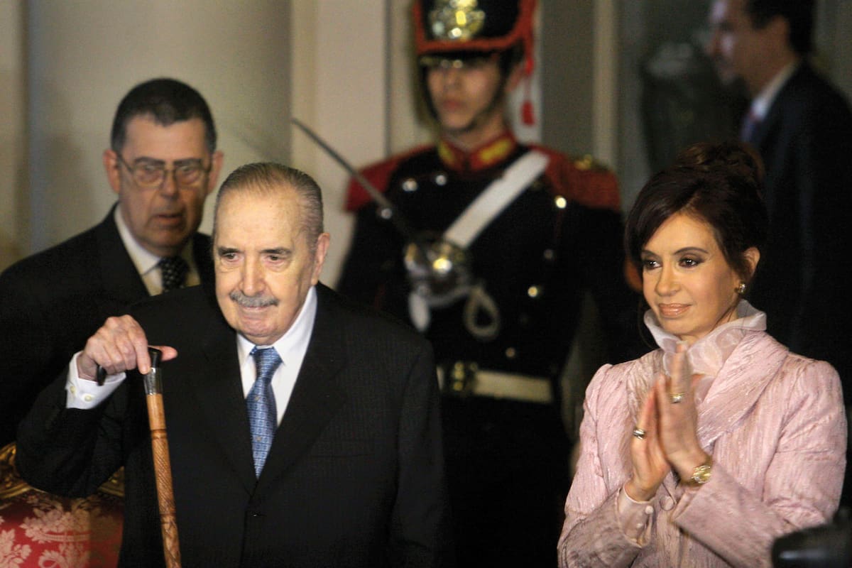 BAS08. BUENOS AIRES (ARGENTINA), 01/10/08.- La presidenta de Argentina, Cristina Fernández de Kirchner (d) aplaude hoy, 1 de octubre de 2008, al lado del ex presidente Raúl Alfonsín (1983-1989), de 81 años, en un acto en el que se le rindió homenaje al ex mandatario, como parte de las actividades conmemorativas por los 25 años del retorno a la democracia del país austral en la Casa Rosada de Buenos Aires (Argentina). Fernández descubrió un busto de Alfonsín que fue esculpido por el artista plástico Orio Dal Porte. Raúl Alfonsín fue el primer presidente luego de la última dictadura militar, y durante su gobierno se realizó el jucio a la Junta militar. EFE/Luis Zabreg