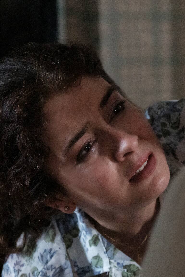 Basada en la premiada novela de Claudia Piñeiro, Elena sabe cuenta la cautivadora historia de una madre que intenta esclarecer la muerte de su hija mientras lucha con los desafíos físicos de una enfermedad que avanza rápidamente