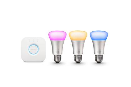 Basadas en tecnología LED, pueden cambiar de color y programarse para que funcionen en nuestra ausencia. En la foto, el kit básico