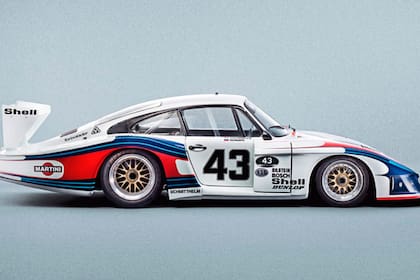 Basado en el Porsche 935L que corrió en las 24 horas de Le Mans de 1978, la nueva versión eléctrica estará a cargo del estudio Bisimoto Engineering, Errolson Hugh, el cofundador de Acronym, y el artista conceptual Khyzyl Saleem