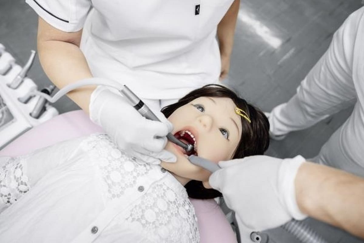 Basado en la plataforma robótica de la firma Festo, una compañía japonesa desarrolló un humanoide que emula los movimientos y las reacciones de un niño de 5 años, con el objetivo de entrenar a futuros dentistas y auxiliares