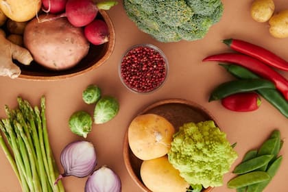 Basado en un enfoque para eliminar grasa localizada y equilibrar nutrientes esenciales, este menú incluye comidas como garbanzos con setas, ensalada de salmón al horno y pollo al curry con arroz integral.(Foto Pexels)