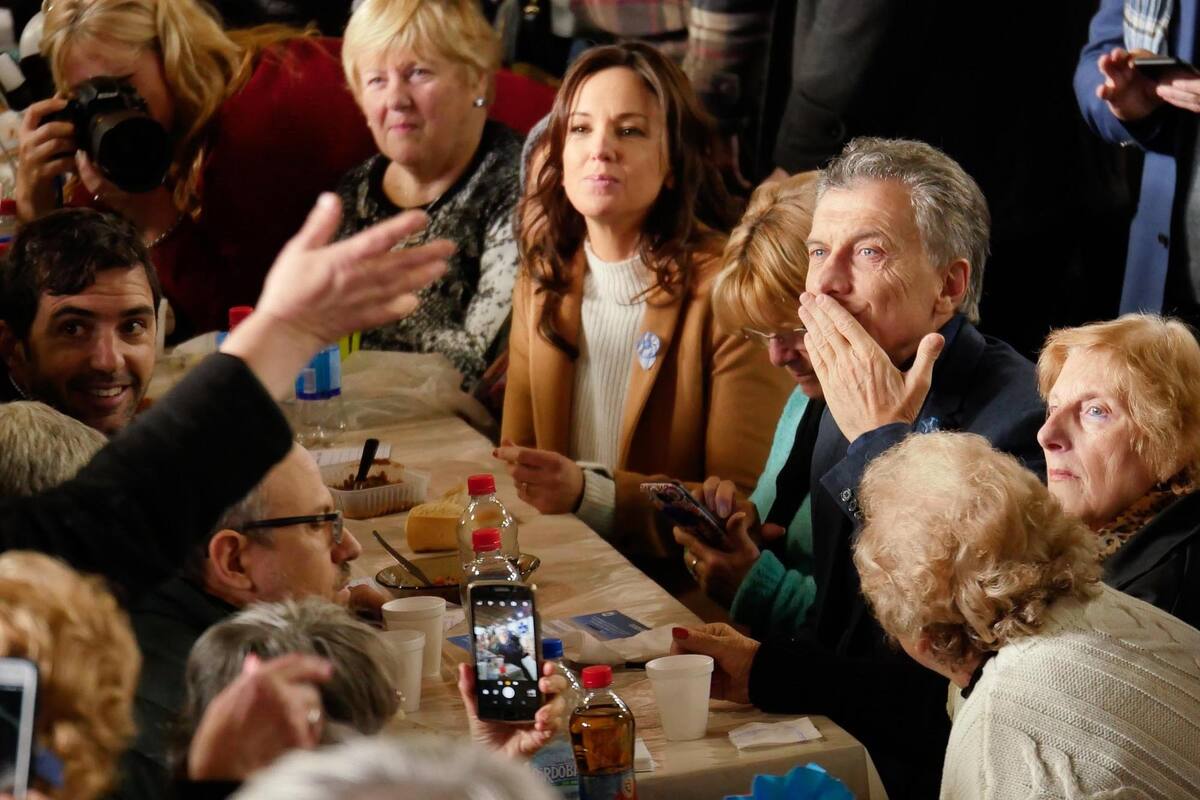 Basavilbaso, Stanley y Macri, junto a jubilados en Tres de Febrero