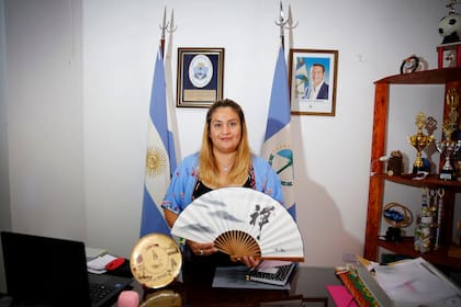 La intendenta de Bajada del Agrio, Mabel Pino, exhibe los regalos que recibió de parte de los chinos que habitan la estación espacial