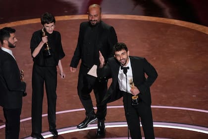 Basel Adra y de izquierda a derecha, Rachel Szor, Hamdan Ballal y Yuval Abraham aceptan el Oscar al mejor documental por "No Other Land", el domingo 2 de marzo de 2025 en el Teatro Dolby de Los Ángeles. (AP Foto/Chris Pizzello)