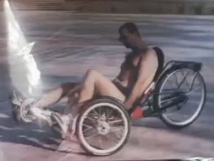 Bashar al-Assad, captado en calzoncillos montado en una bicicleta de mano, una imagen que rápidamente se viralizó. (Foto: X)