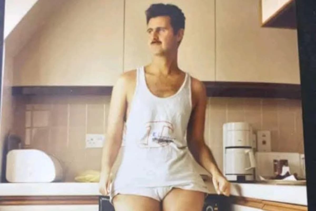 Bashar al-Assad, con camiseta sin mangas y ropa interior blanca, aparece en una cocina, en una imagen que desmantela la figura autoritaria que proyectó durante décadas.