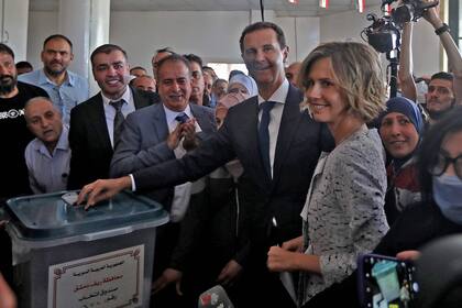 Bashar al-Assad vota, junto a su esposa Asma