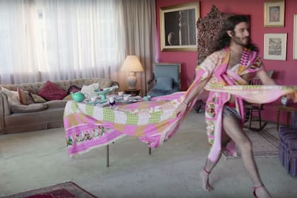 Básica TV –grupo integrado por Luciano Demarco, Guzmán Paz y Emilio Bianchic –, Mesa (video, 2018). Tercer premio adquisición