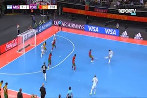 Basile envía su remate: la pelota se estrellará en el palo