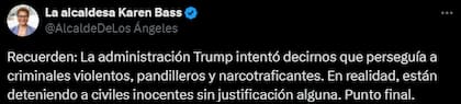 Bass denunció que las redadas arrestaban "civiles inocentes", desmintiendo el discurso oficial sobre perseguir "criminales violentos"
