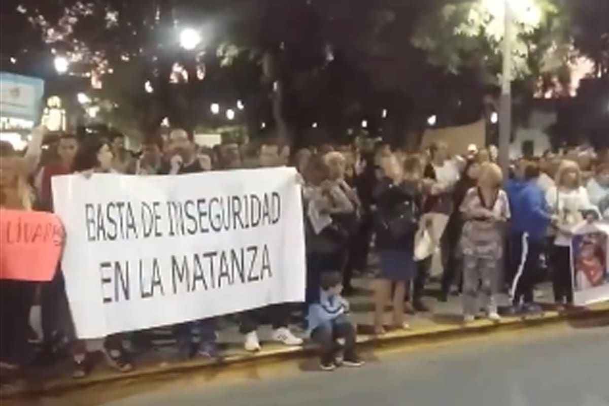 Basta de inseguridad en La Matanza piden los vecinos y asociaciones de víctimas en una marcha el 21 de febrero. Captura de video.