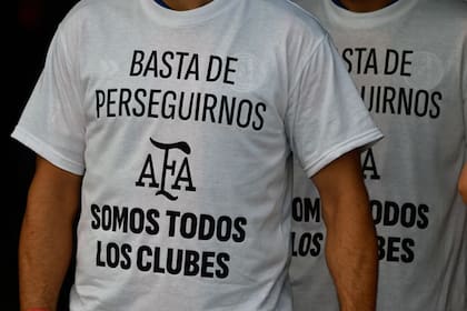 "Basta de perseguirnos. AFA somos todos los clubes". El mensaje en las camisetas de San Lorenzo e Instituto previo al encuentro por el Torneo Apertura.