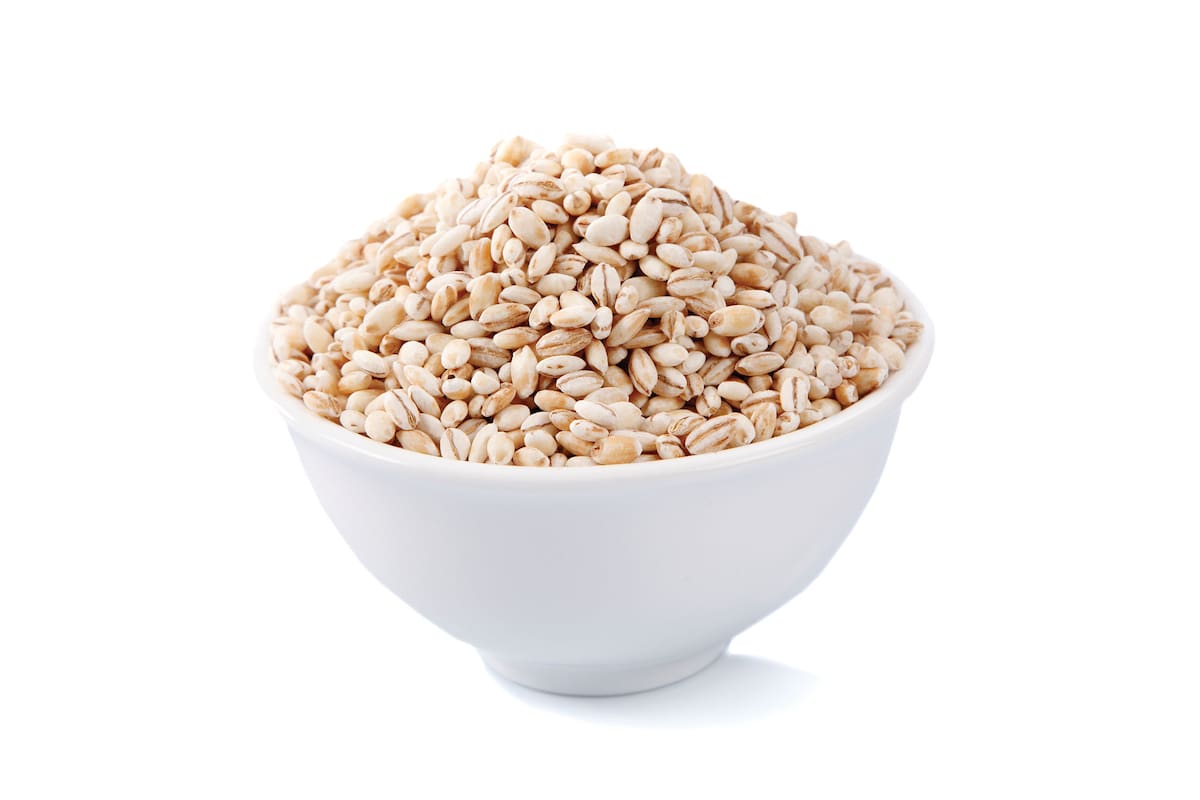 Bastante parecido al trigo en su espiga y mucho más semejante al arroz una vez pelado, pero de textura más firme.