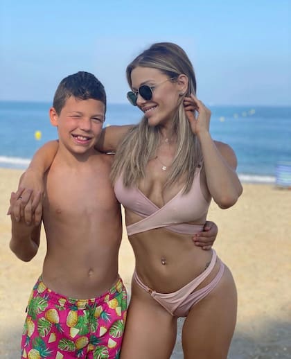 Bastian, junto a Evangelina Anderson, su madre