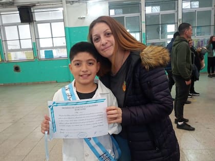Bastian Escalante con su madre, Johana Montoya
