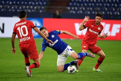 Bastian Oczipka cae entre Demirbay y Alario, que se desentiende de la falta; el argentino fue protagonista de una acción que desencadenó el enojo de los jugadores de Schalke 04