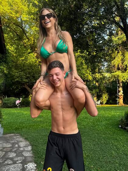 Bastián subió a su madre sobre los hombros durante su tarde en familia (Foto: Instagram @evangelinaanderson)