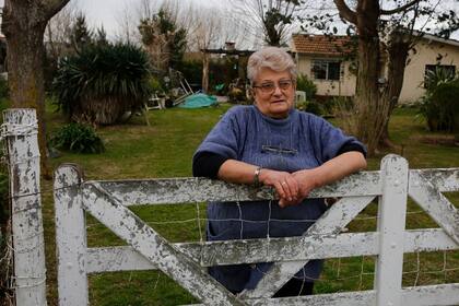 Stella Maris Ianuzzi, de 74 años, vecina del basural Pavon. El agua de pozo que usa para regar la huerta de donde saca los vegetales que luego consume, sale marrón y con olor a basura