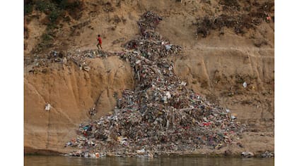 Basura a lo largo del río Ganges en Mirzapur