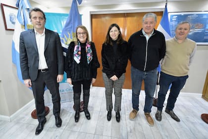 Batakis y Kirchner junto a Ignacio Perincioli, ministro de Economía de Santa Cruz, el secretario de Estado, Daniel Copertari y el secretario legal y Técnico, Sergio Sepúlveda.