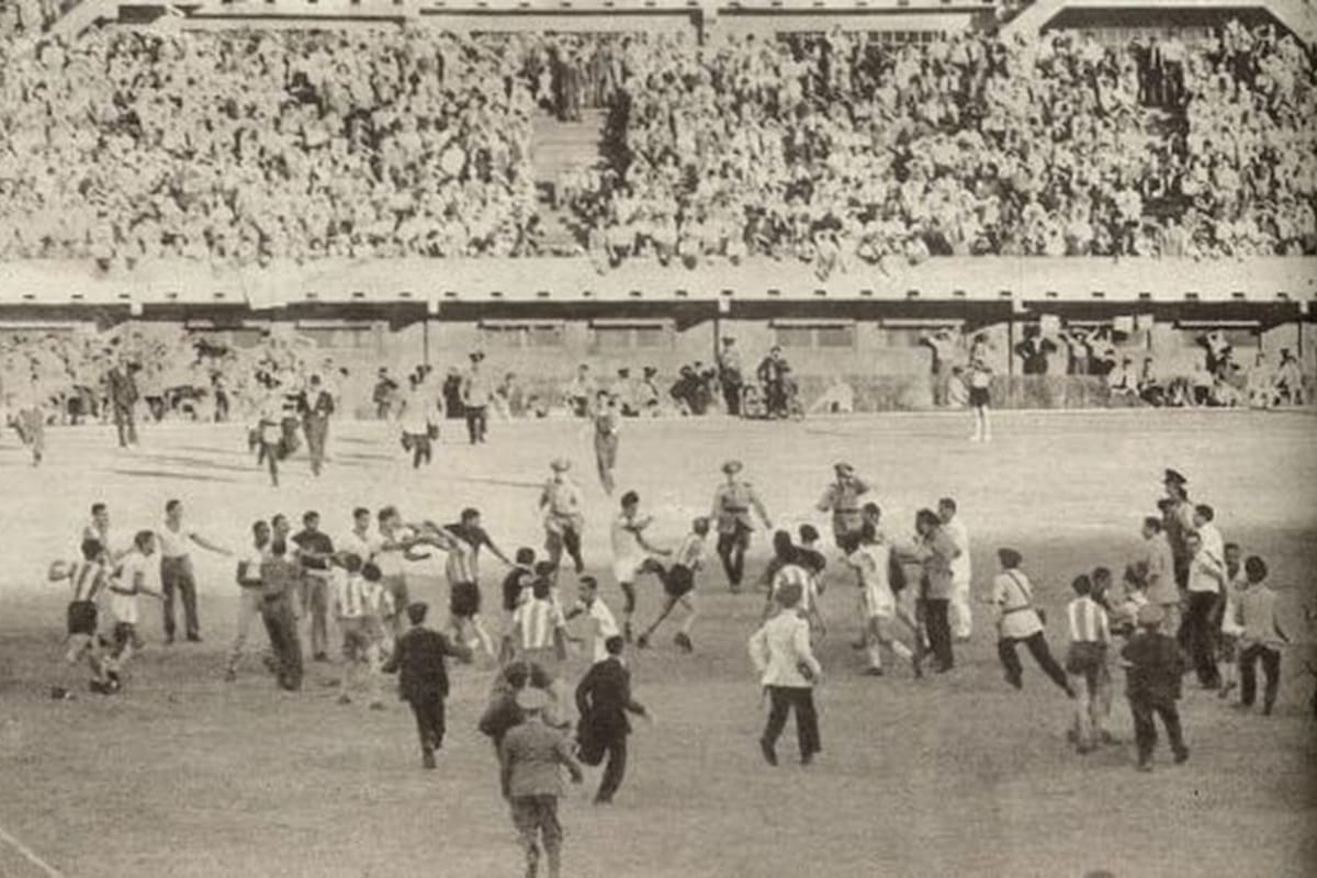 Batalla campal durante la final del Sudamericano de 1946 entre la Argentina y Brasil; hace rato que recurrimos a la violencia para resolver conflictos. Por eso es tan importante enseñar desde la escuela que existen otras formas, mejores para todos