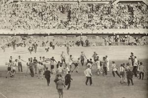 Batalla campal durante la final del Sudamericano de 1946 entre la Argentina y Brasil; hace rato que recurrimos a la violencia para resolver conflictos. Por eso es tan importante enseñar desde la escuela que existen otras formas, mejores para todos