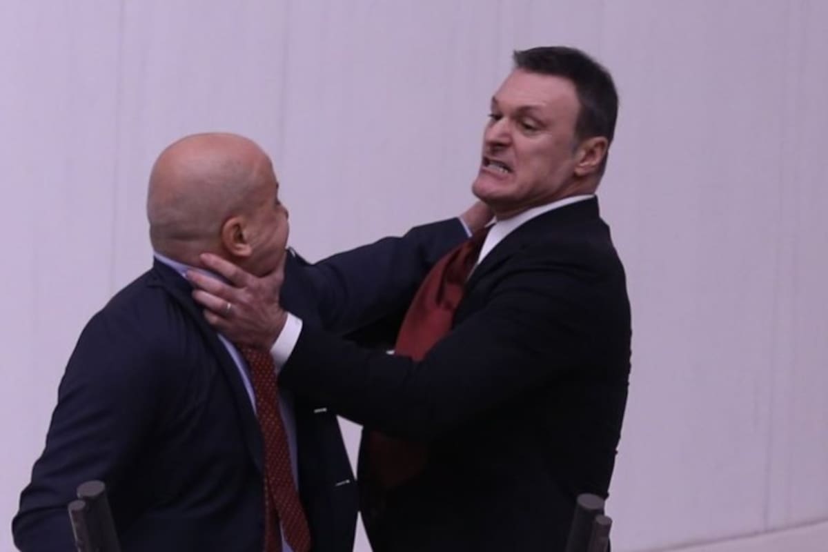 Batalla campal en el parlamento turco