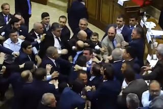Brutal y masiva pelea en el parlamento de Armenia: gritos, insultos, golpes y un diputado con hemorragia nasal