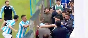 Un arbitraje polémico y el descontrol del Laucha Acosta, en un final a las trompadas en Tucumán