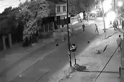 Batalla campal en Merlo: jóvenes se tiraron piedras en plena calle a la madrugada
