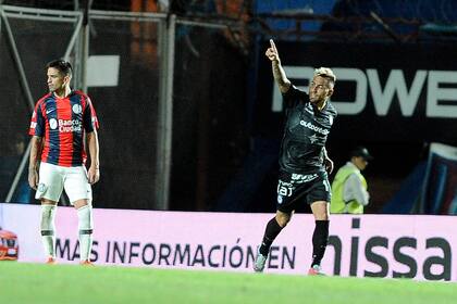 Batallini festeja el segundo gol de Argentinos
