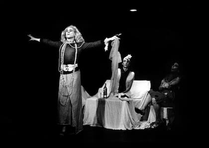 Batato Barea, Humberto Tortonese y Alejandro Urdapilleta haciendo Tres mujeres descontroladas en el Parakultural, en 1989