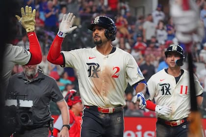 Bates dormidos de Rangers despiertan en paliza 11-1 sobre Cardenales