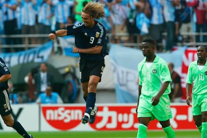 Batistuta festeja su gol contra Nigeria en el Mundial 2002. Sería el último con la selección.