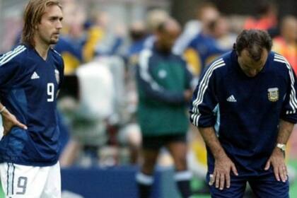 Batistuta y Bielsa, pura frustración en la eliminación en primera rueda en Corea-Japón 2002