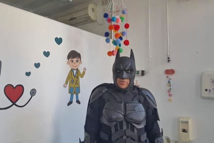 Batman solidario que visita el hospital de niños