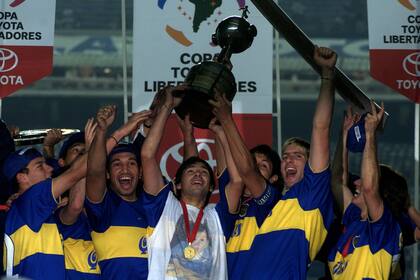 Battaglia, Barijho, Traverso, Bermúdez, Palermo y Marchant, levantando la Copa Libertadores 2000 en el Morumbí; Boca venció a Palmeiras por 4-2 en la serie de penales tras igualar sin goles