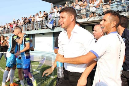 Battaglia celebra un triunfo de Almagro, en su primera experiencia como DT de un plantel profesional, en 2018