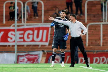 Battaglia le da indicaciones a Rossi, durante un lato del partido entre Boca y Argentinos en Mendoza