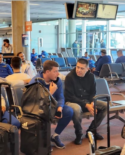 Battaglia y Riquelme juntos, en la previa del viaje a Córdoba para disputar la final con Boca ante Tigre