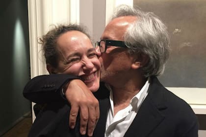 Battiti con al artista Anish Kapoor, durante la muestra que exhibió en 2017 en el Parque de la Memoria